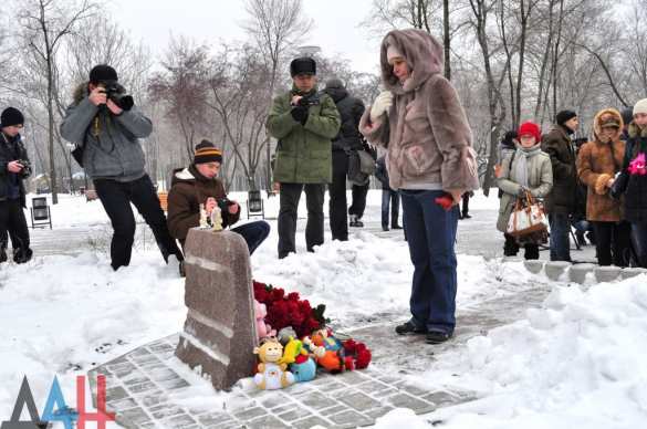 На Аллее ангелов в Донецке почтили память детей, ставших жертвами агрессии Киева (ФОТО) | Русская весна