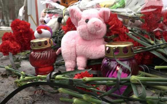 Жители ДНР несут цветы к стеле «Россия» в память о погибших в Кемерово (+ВИДЕО, ФОТО) | Русская весна