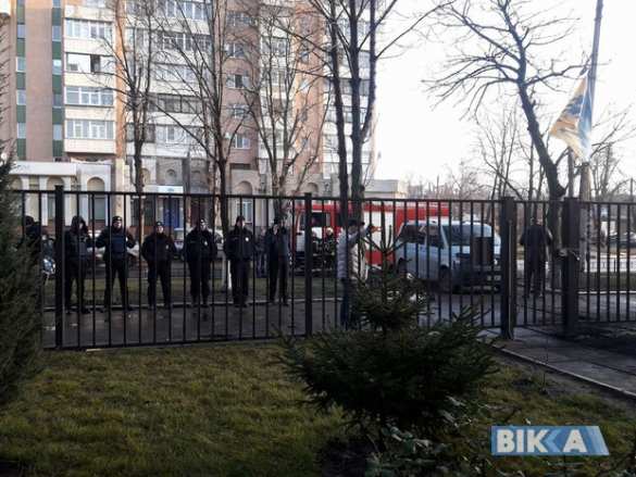 Это Украина: у Дома правосудия жгут шины (ФОТО) | Русская весна