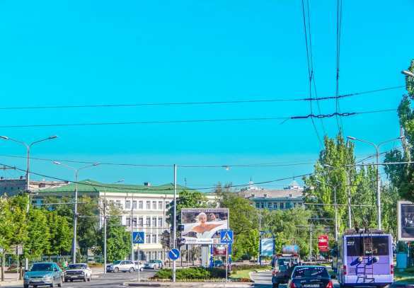 Жителей Бердянска пугают разрушенными от обстрелов ВСУ окраинами Донецка (ФОТО) | Русская весна