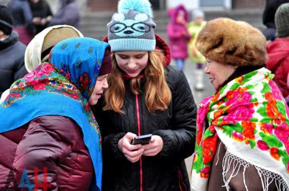 Живём и будем жить: Донецк под обстрелами зажег первую новогоднюю ёлку (ФОТОРЕПОРТАЖ) | Русская весна