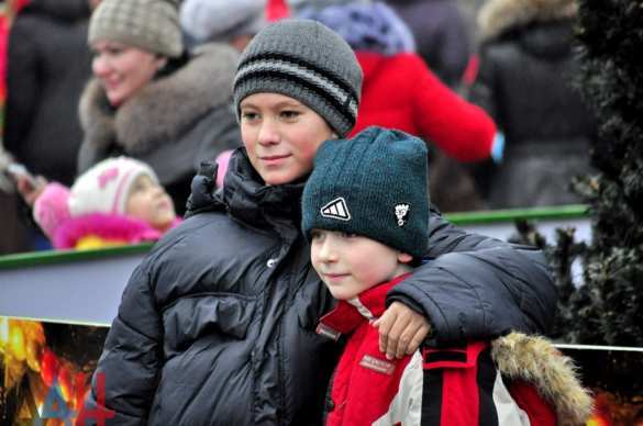 Живём и будем жить: Донецк под обстрелами зажег первую новогоднюю ёлку (ФОТОРЕПОРТАЖ) | Русская весна