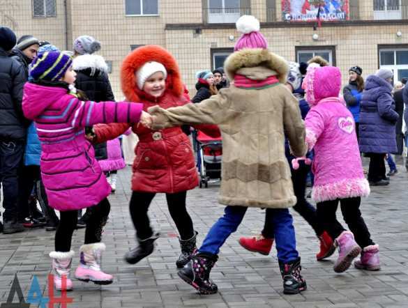 Живём и будем жить: Донецк под обстрелами зажег первую новогоднюю ёлку (ФОТОРЕПОРТАЖ) | Русская весна