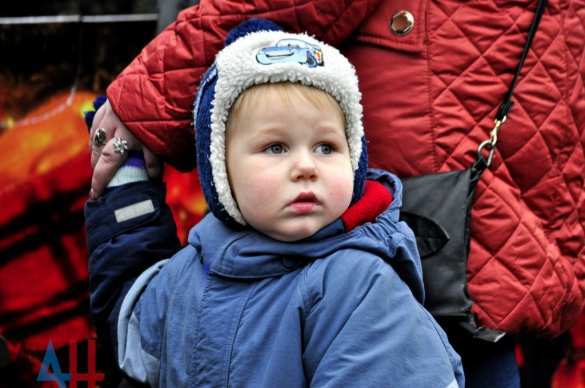 Живём и будем жить: Донецк под обстрелами зажег первую новогоднюю ёлку (ФОТОРЕПОРТАЖ) | Русская весна