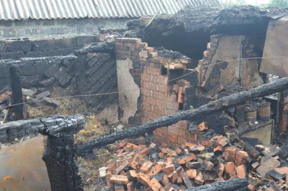 В Донецке в результате обстрела ВСУ сгорел дом и 7 автомобилей (ФОТОРЕПОРТАЖ «Русской Весны») | Русская весна