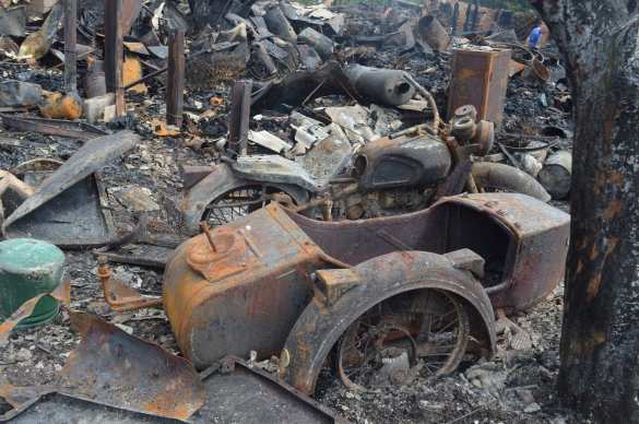 В Донецке в результате обстрела ВСУ сгорел дом и 7 автомобилей (ФОТОРЕПОРТАЖ «Русской Весны») | Русская весна