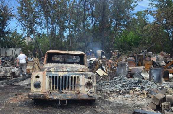 В Донецке в результате обстрела ВСУ сгорел дом и 7 автомобилей (ФОТОРЕПОРТАЖ «Русской Весны») | Русская весна