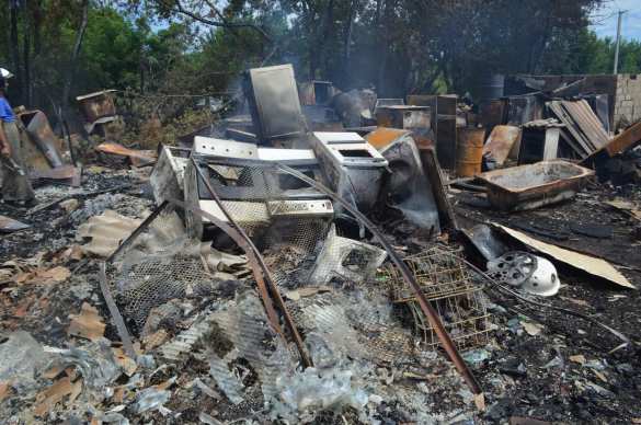 В Донецке в результате обстрела ВСУ сгорел дом и 7 автомобилей (ФОТОРЕПОРТАЖ «Русской Весны») | Русская весна