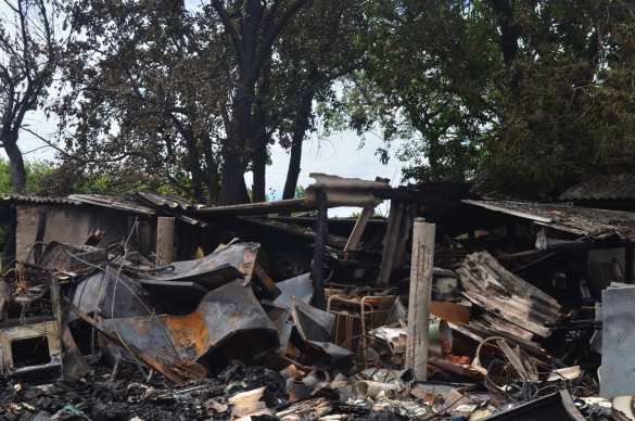 В Донецке в результате обстрела ВСУ сгорел дом и 7 автомобилей (ФОТОРЕПОРТАЖ «Русской Весны») | Русская весна