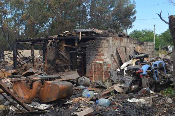 В Донецке в результате обстрела ВСУ сгорел дом и 7 автомобилей (ФОТОРЕПОРТАЖ «Русской Весны») | Русская весна