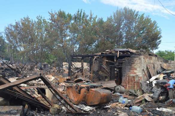 В Донецке в результате обстрела ВСУ сгорел дом и 7 автомобилей (ФОТОРЕПОРТАЖ «Русской Весны») | Русская весна