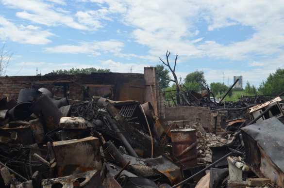 В Донецке в результате обстрела ВСУ сгорел дом и 7 автомобилей (ФОТОРЕПОРТАЖ «Русской Весны») | Русская весна