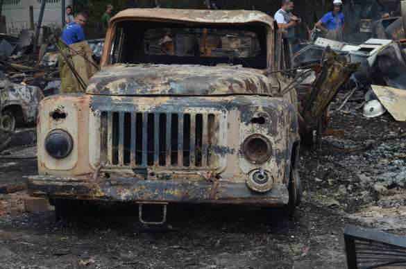 В Донецке в результате обстрела ВСУ сгорел дом и 7 автомобилей (ФОТОРЕПОРТАЖ «Русской Весны») | Русская весна