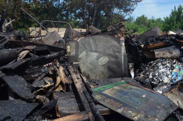 В Донецке в результате обстрела ВСУ сгорел дом и 7 автомобилей (ФОТОРЕПОРТАЖ «Русской Весны») | Русская весна