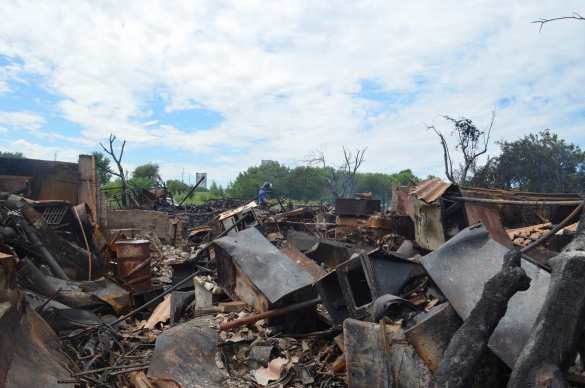 В Донецке в результате обстрела ВСУ сгорел дом и 7 автомобилей (ФОТОРЕПОРТАЖ «Русской Весны») | Русская весна