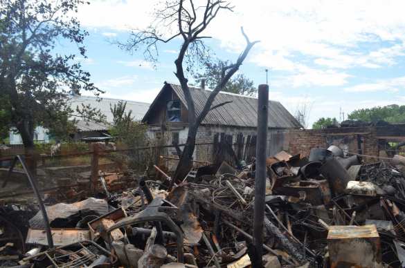 В Донецке в результате обстрела ВСУ сгорел дом и 7 автомобилей (ФОТОРЕПОРТАЖ «Русской Весны») | Русская весна