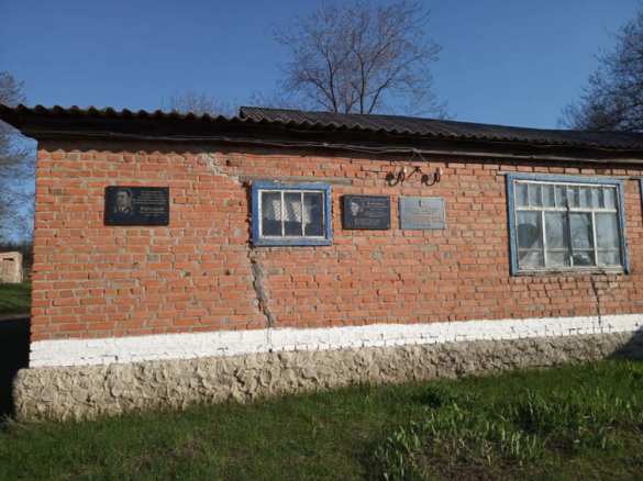 Зрада: на Луганщине без шума установили мемориальную доску жертве бандеровцев (ФОТО) | Русская весна