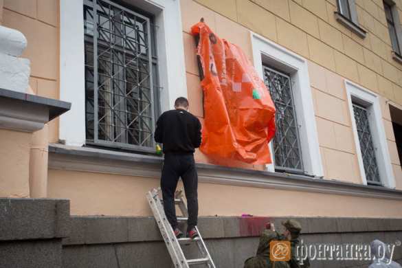 В Петербурге облили краской доску Маннергейму (ФОТО) | Русская весна
