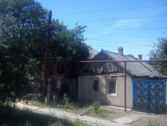 Лутугино в огне: взорванные дома, поврежденные церкви, сожженные здания (Фотолента) | Русская весна