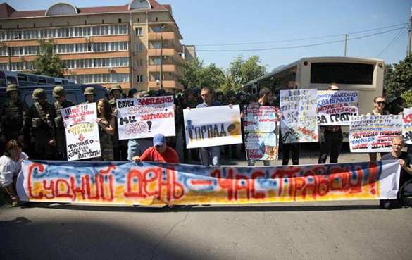 ВАЖНО: защитники педофилов-насильников из «Торнадо» избивают полицию у здания киевского суда (ФОТО, ВИДЕО) | Русская весна