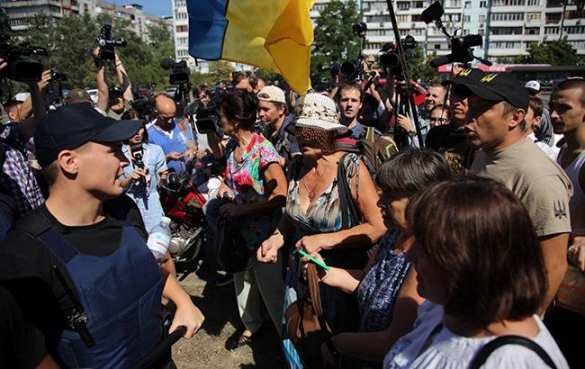 ВАЖНО: защитники педофилов-насильников из «Торнадо» избивают полицию у здания киевского суда (ФОТО, ВИДЕО) | Русская весна