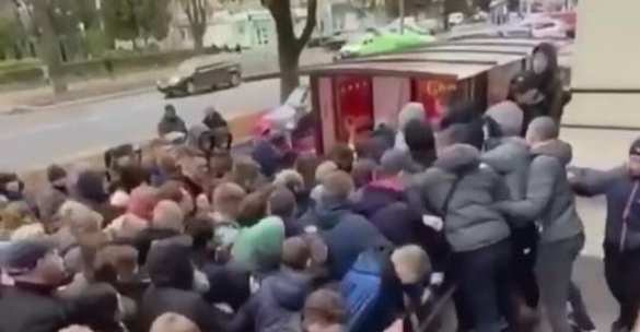 Дикие толпы украинцев берут штурмом магазины секонд-хенд (ФОТО, ВИДЕО) | Русская весна