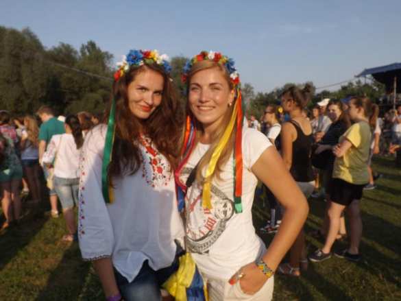 Пока украинская армия гибнет на Донбассе, свидомая молодежь отрывается на фестивале украинского духа Бандерштат под Луцком (фото, видео) | Русская весна