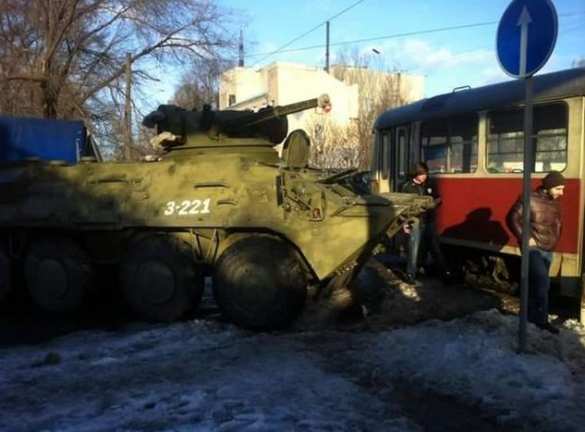 В Днепропетровске БТР ВСУ врезался в трамвай (ФОТО, ВИДЕО) | Русская весна
