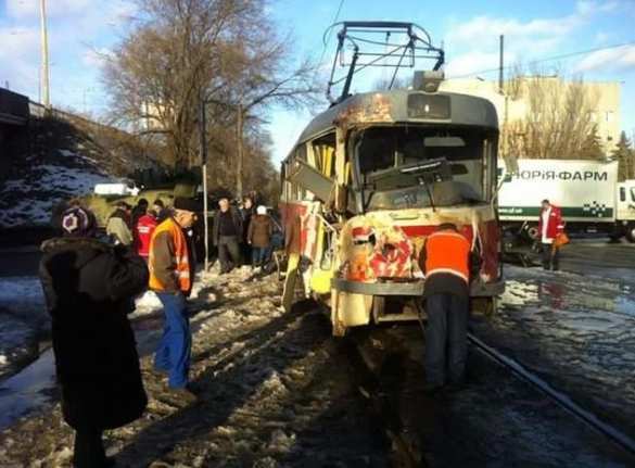 В Днепропетровске БТР ВСУ врезался в трамвай (ФОТО, ВИДЕО) | Русская весна