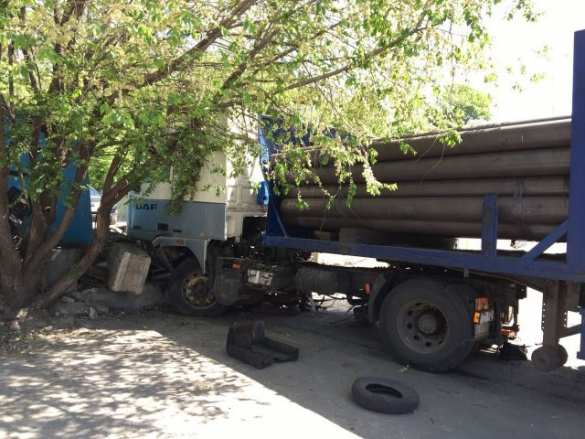 Страшное ДТП в Днепропетровске: гружённая металлом фура снесла 13 машин, есть жертвы (ФОТО, ВИДЕО) | Русская весна