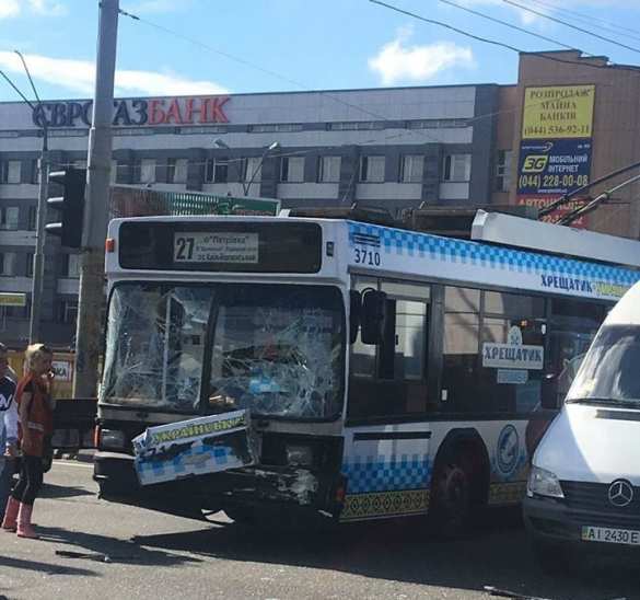 В Киеве троллейбус въехал в колонну военных (ФОТО) | Русская весна
