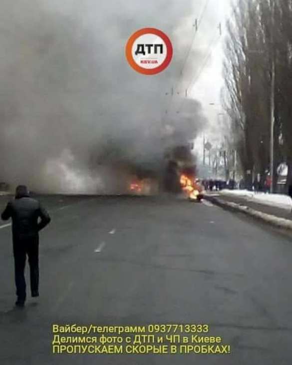 «На Украине стало безопаснее»: в Киеве горят сбитые фурой с ломом автомобили, есть жертвы (+ФОТО, ВИДЕО) | Русская весна