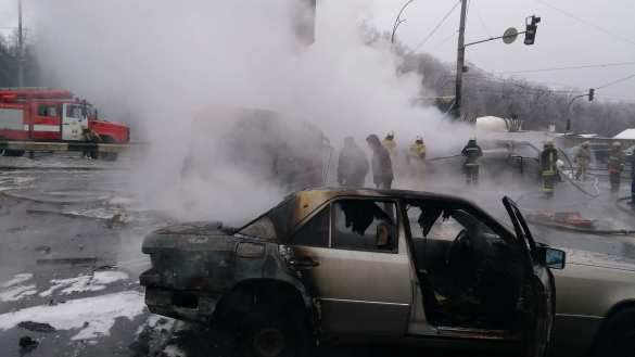 «На Украине стало безопаснее»: в Киеве горят сбитые фурой с ломом автомобили, есть жертвы (+ФОТО, ВИДЕО) | Русская весна