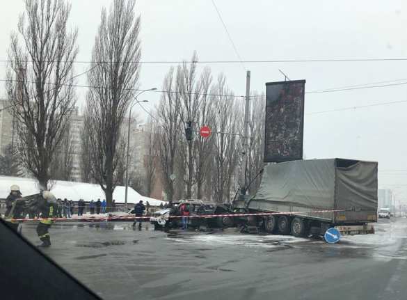 «На Украине стало безопаснее»: в Киеве горят сбитые фурой с ломом автомобили, есть жертвы (+ФОТО, ВИДЕО) | Русская весна