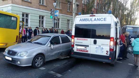 Масштабное ДТП под Донецком: столкнулись автобусы и «Скорая» (ФОТО, ВИДЕО) | Русская весна