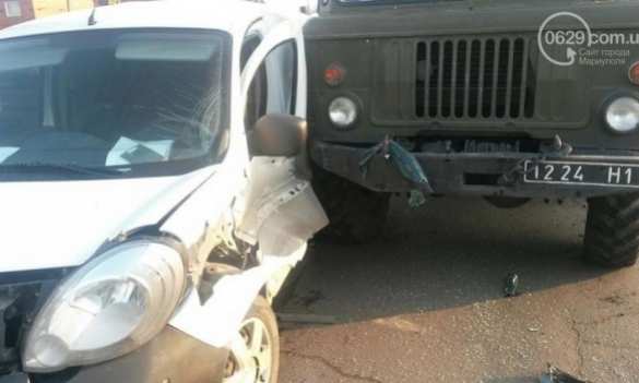 В Мариуполе военная «Шишига» с иностранным наёмником столкнулась с легковым автомобилем (ФОТО, ВИДЕО) | Русская весна