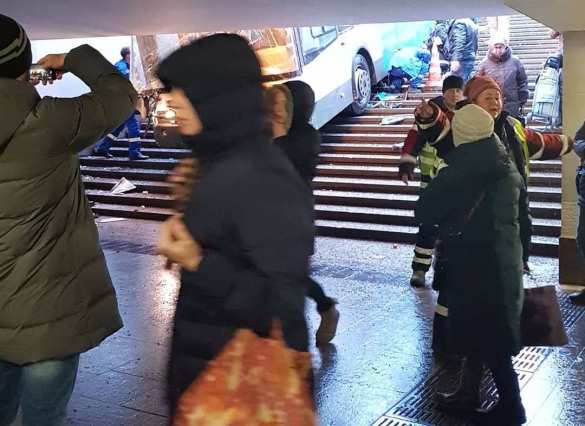 МОЛНИЯ: В Москве автобус въехал в толпу, есть погибшие (ФОТО, ВИДЕО) | Русская весна