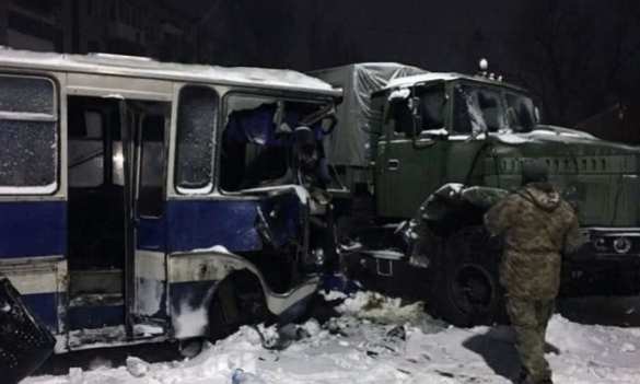 На Донбассе грузовик ВСУ врезался в автобус с шахтерами: 17 пострадавших (ФОТО) | Русская весна