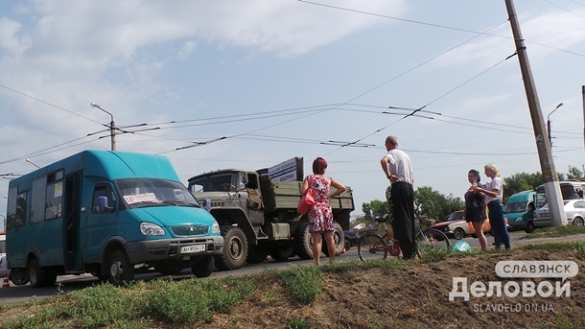 В Славянске «Урал» ВСУ врезался в маршрутку, есть пострадавшие (ФОТО) | Русская весна