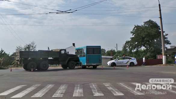 В Славянске «Урал» ВСУ врезался в маршрутку, есть пострадавшие (ФОТО) | Русская весна