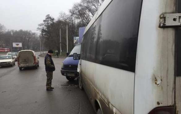 В Запорожье маршрутка врезалась в грузовик с военными ВСУ (ФОТО) | Русская весна