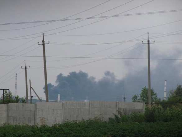 Российский НПЗ обстрелян украинскими войсками, над Лисичанском черный дым (видео) | Русская весна