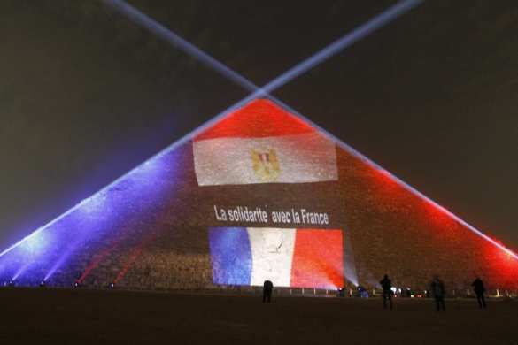 Великие пирамиды окрасились в цвета флагов России, Франции и Ливана (ФОТО) | Русская весна