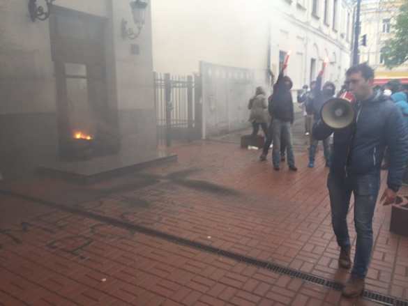 СРОЧНО: Экстремисты забросали дымовыми шашками здание Россотрудничества в Киеве (ФОТО, ВИДЕО) | Русская весна