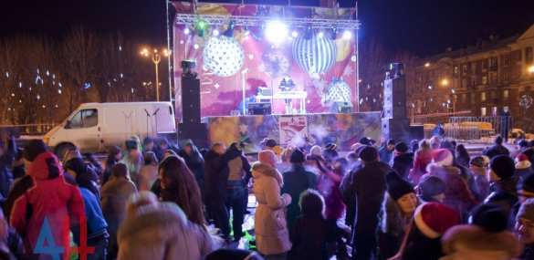 Непокоренный Донецк встречает Новый год по московскому времени праздничной дискотекой и фейерверком (ФОТО) | Русская весна