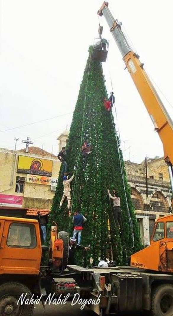 Сирия накануне Рождества: 12-метровая светодиодная ёлка на российской авиабазе и живые ели в истерзанных войной городах (ФОТО) | Русская весна
