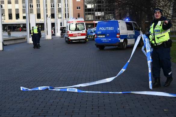 В Эстонии полицейские застрелили мужчину, бросавшегося на прохожих с ножами (ФОТО) | Русская весна