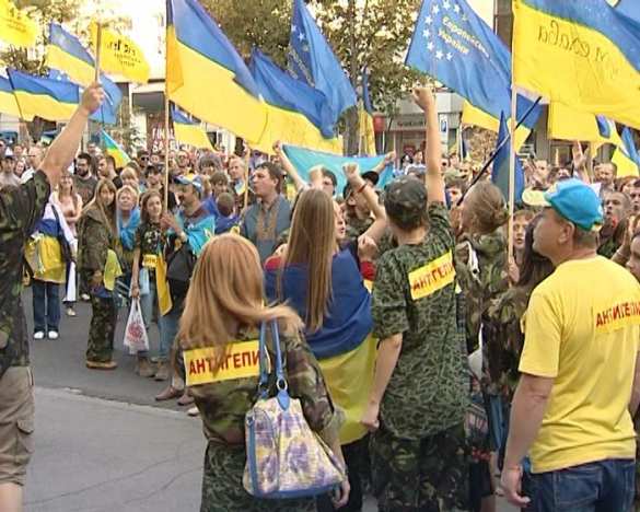 В Харькове годовщину освобождения от фашистов отметили митингами, потасовками и взрывом на железной дороге (фото, видео) | Русская весна