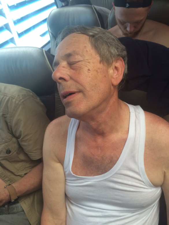 «Депортируют двух женщин, из автобуса не выпускают, людям плохо» — подробности атаки французского спецназа на болельщиков сборной России (+ФОТО) | Русская весна