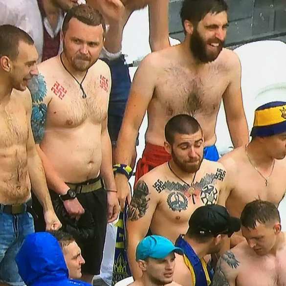 Украинские фанаты на матче Евро-2016 показали свои татуировки — свастики (ФОТО) | Русская весна